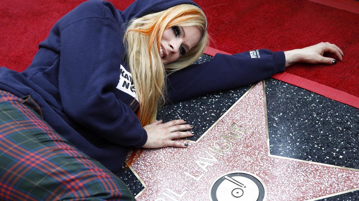 Avril Lavigne se acuesta sobre su estrella en el Paseo de la Fama.