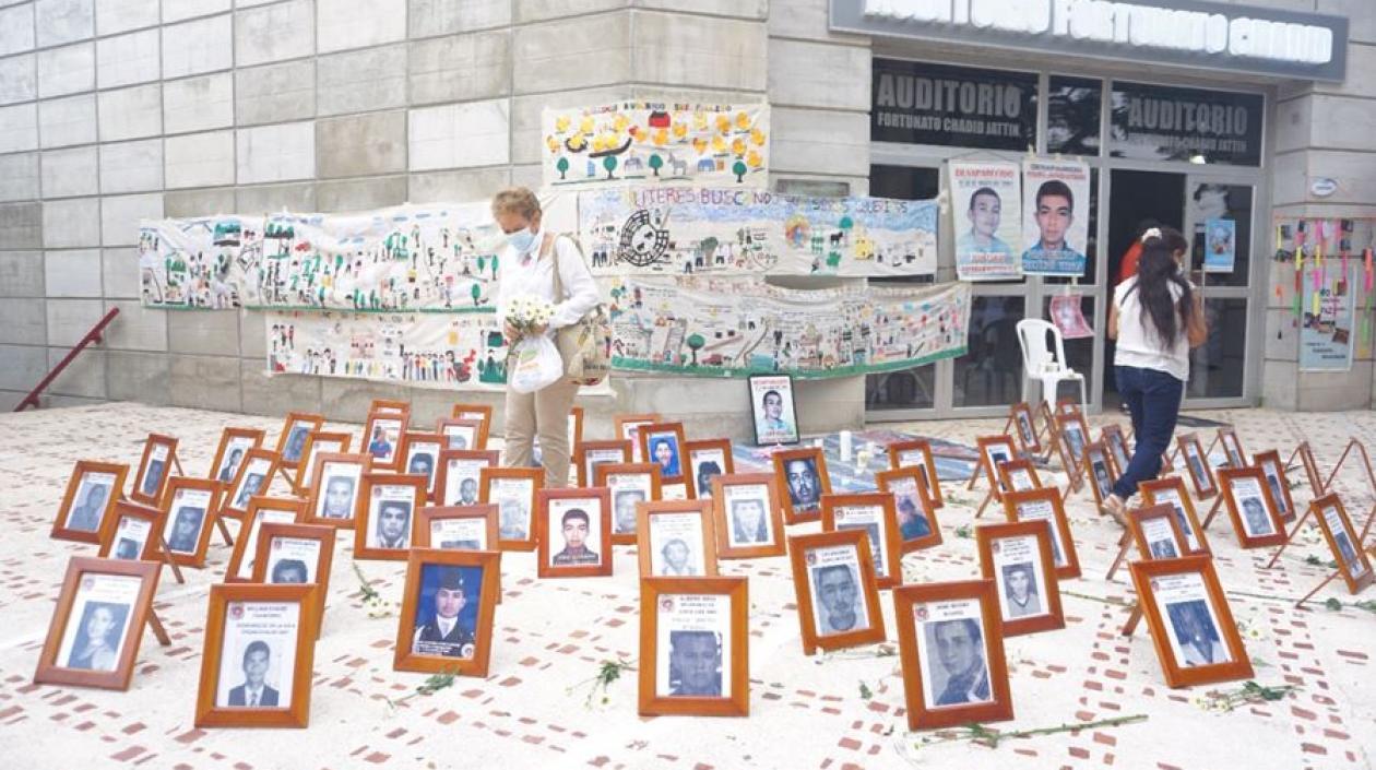 Las fotos de las víctimas de desapariciones forzosas fueron puestas a la entrada de la Gobernación de Sucre.