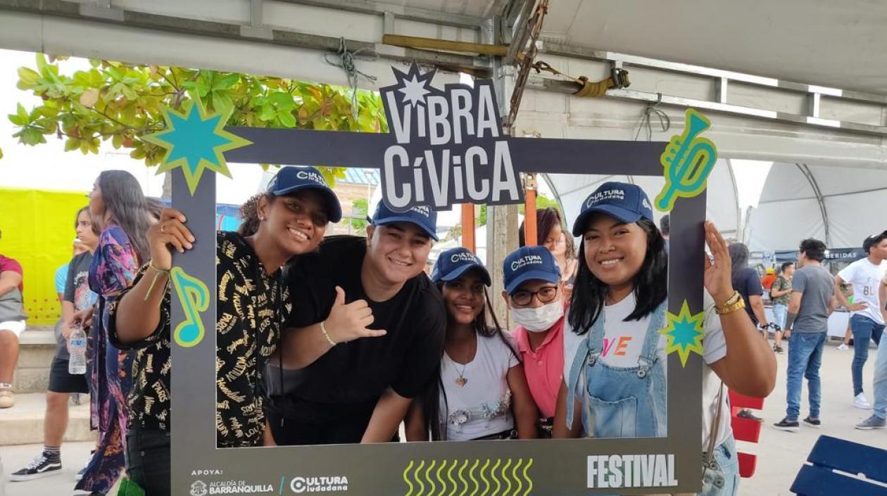 Jóvenes durante el festival ‘Vibra cívica’.