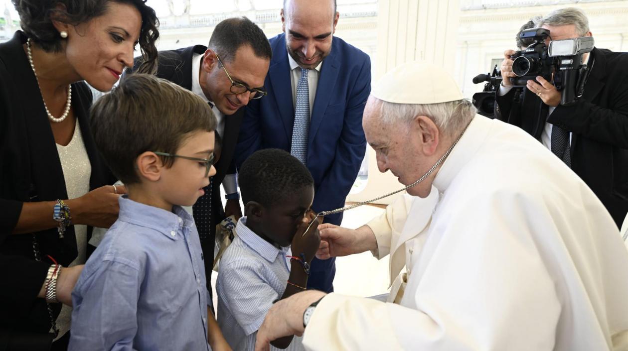 El Papa Francisco saluda a dos niños en la audiencia de este martes en el Vaticano