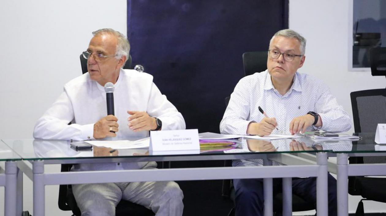 El Ministro de Defensa, Iván Velásquez, y el Minjusticia, Néstor Osuna, en el consejo de seguridad.