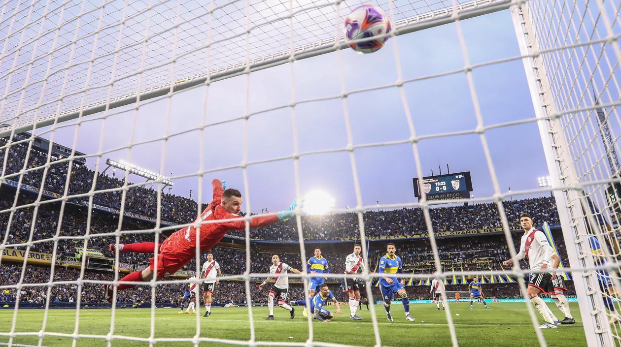 Momento del gol de Darío Benedetto.