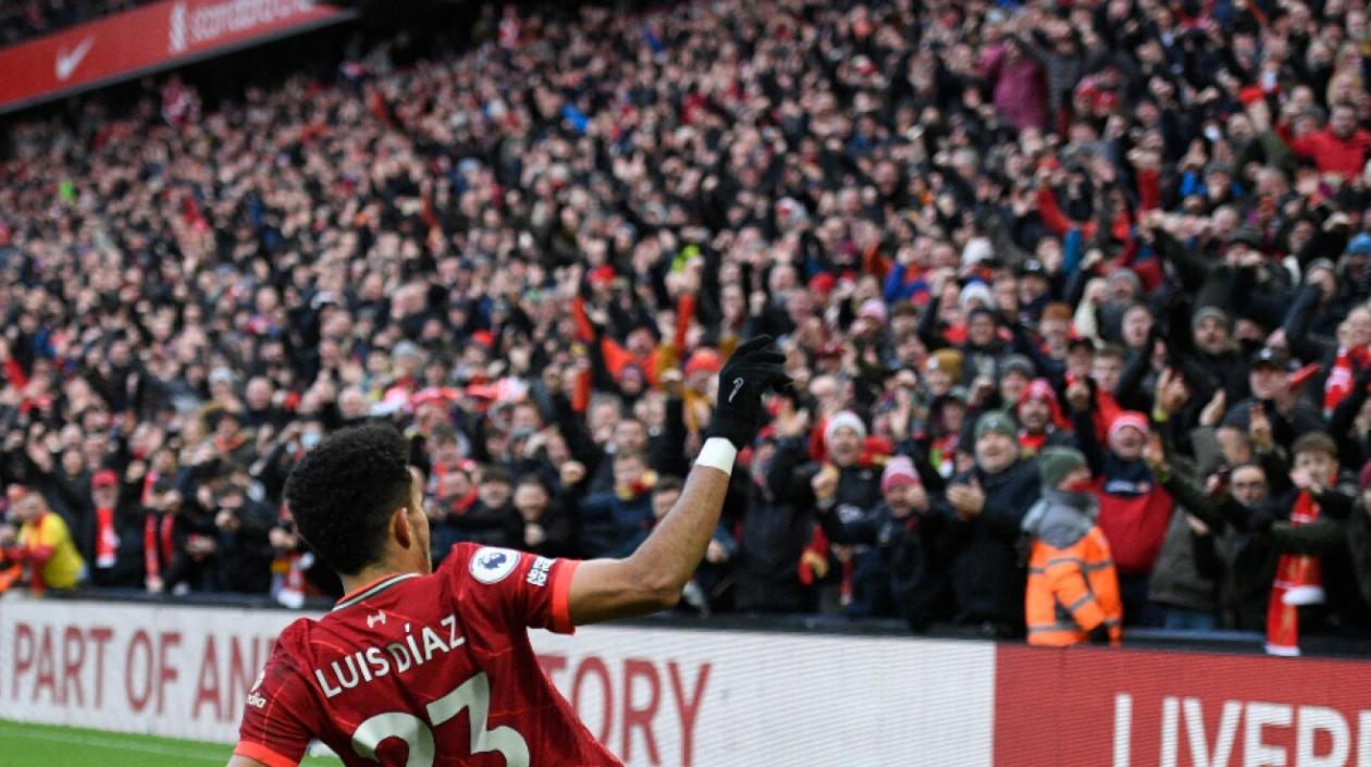 Hinchas del Liverpool celebran un gol de Luis Díaz. 