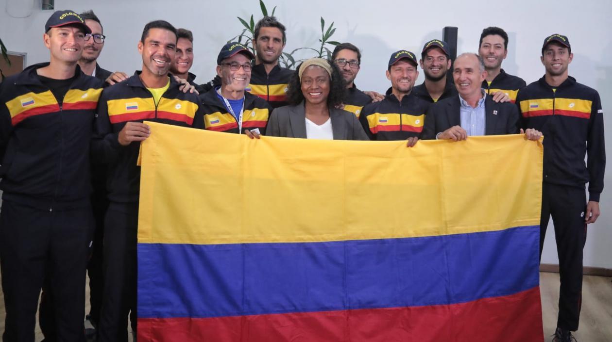 la ministra de deporte María Isabel Urrutia con la Selección Colombia de Tenis.