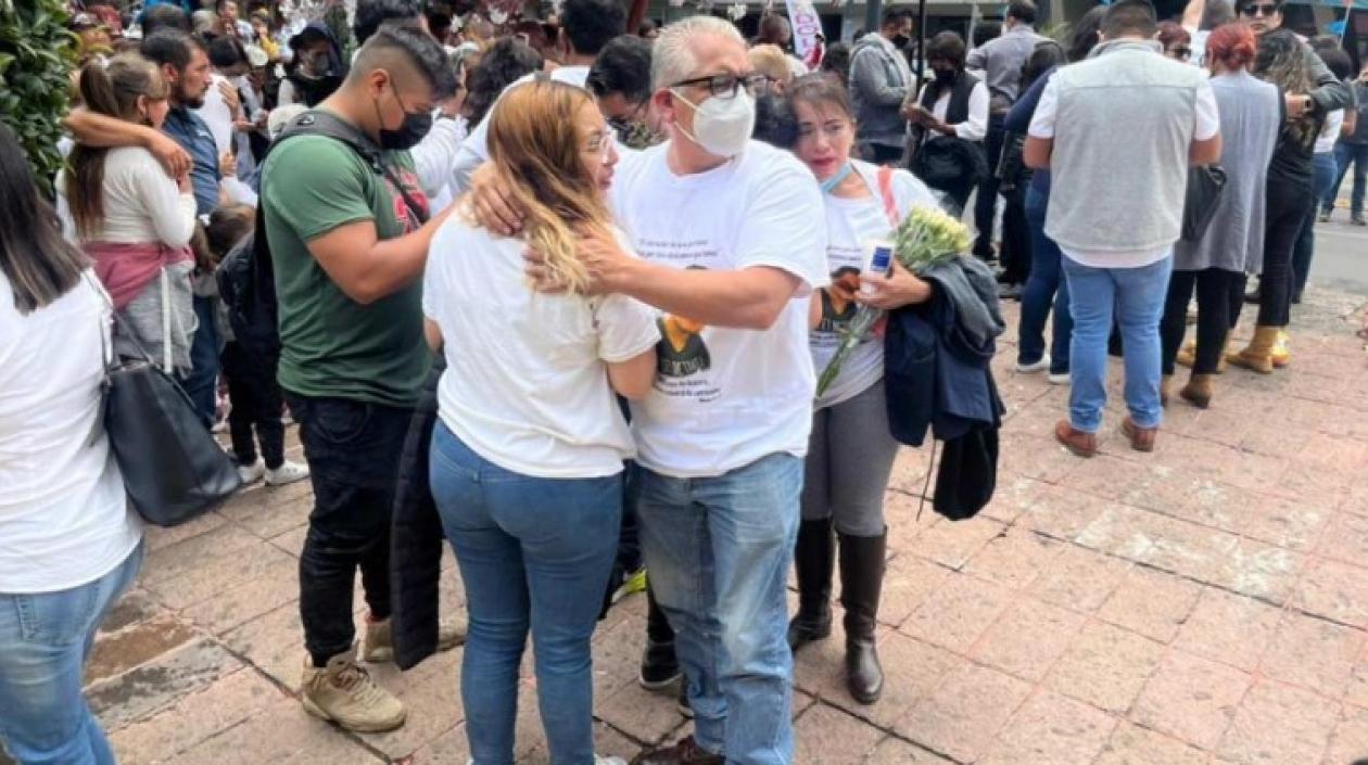 Personas se abrazan en Ciudad de México durante el temblor de este lunes en México.