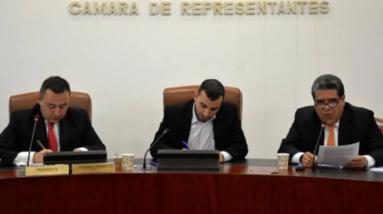 El Contralor General de la República, Carlos Hernán Rodríguez, a la derecha, en la Comisión Legal de Cuentas.