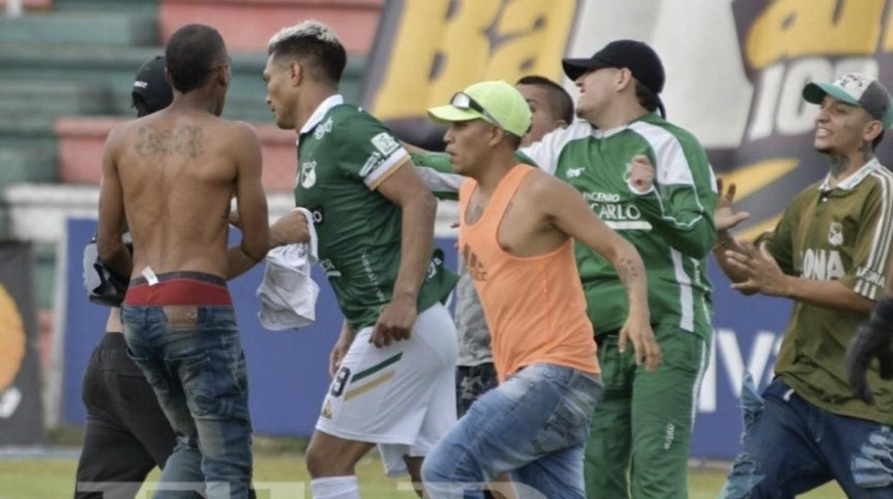 Momento en que Teófilo Gutiérrez es agredido por los hinchas del Deportivo Cali. 