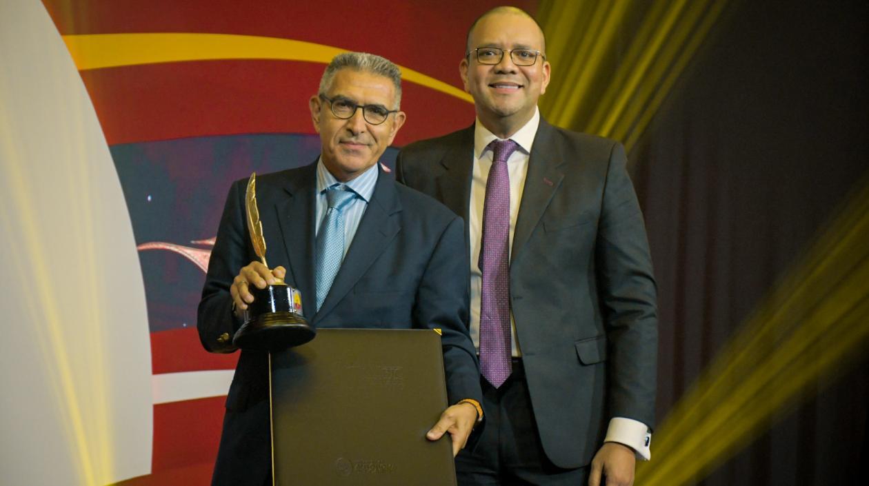 Jorge Cura, director de Zona Cero y Atlántico en Noticias, recibió Mención Especial Egresado Destacado de manos del rector Mauricio Molinares.