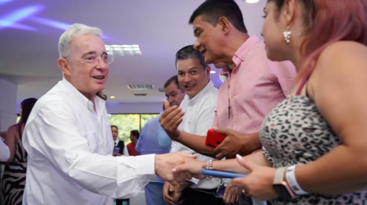 El expresidente Uribe saluda a los asistentes al foro del Centro Democrático en Cúcuta