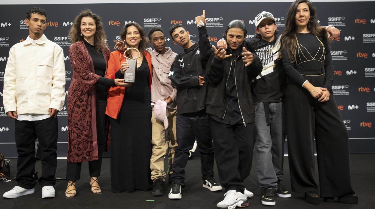 La realizadora colombiana Laura Mora posa junto al equipo de "Los reyes del mundo"