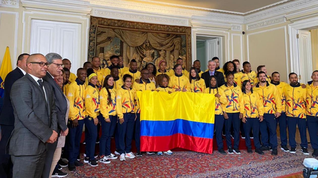 Equipo de Colombia abanderado a los Juegos Sudamericanos. 