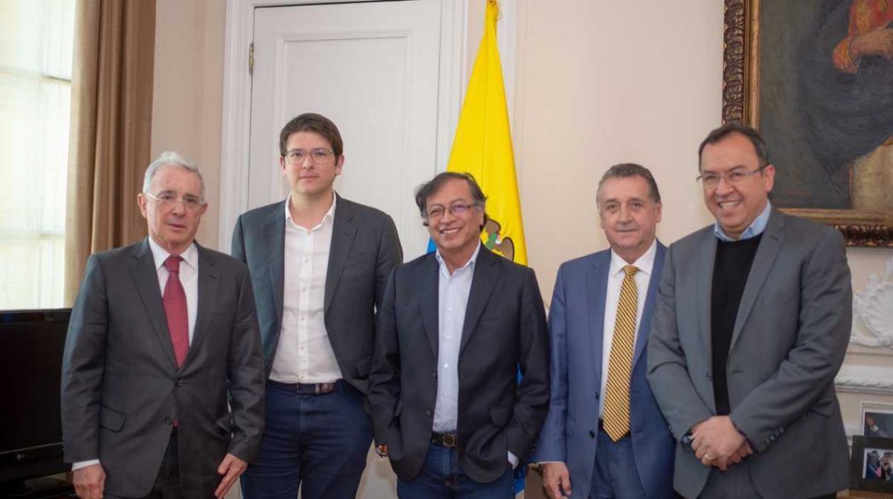 Al centro el Presidente Gustavo Petro, a su derecha Álvaro Uribe, Miguel Turbay,Óscar Pérez y Álvaro Prada. 