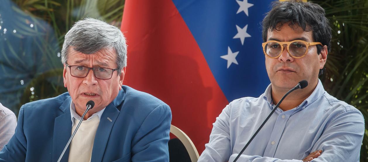 Pablo Beltrán, negociador del ELN, y Danilo Rueda, alto comisionado para la Paz de Colombia.
