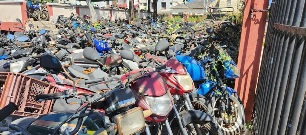 Varios centenares de motos abandonadas en el parqueadero del Rosario.