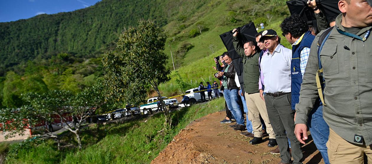 El Presidente Gustavo Petro visitando la zona de emergencia.