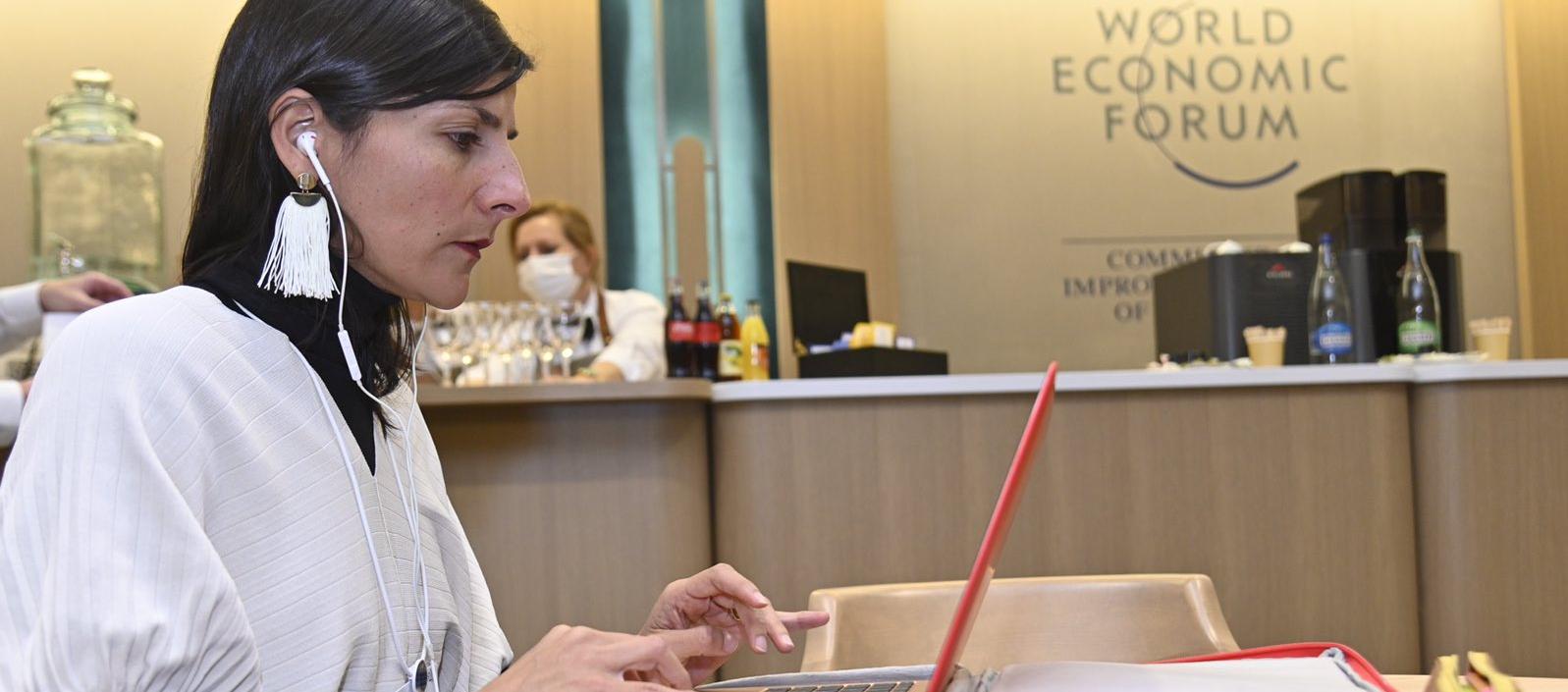 La ministra Irene Vélez desde el Foro Económico de Davos.