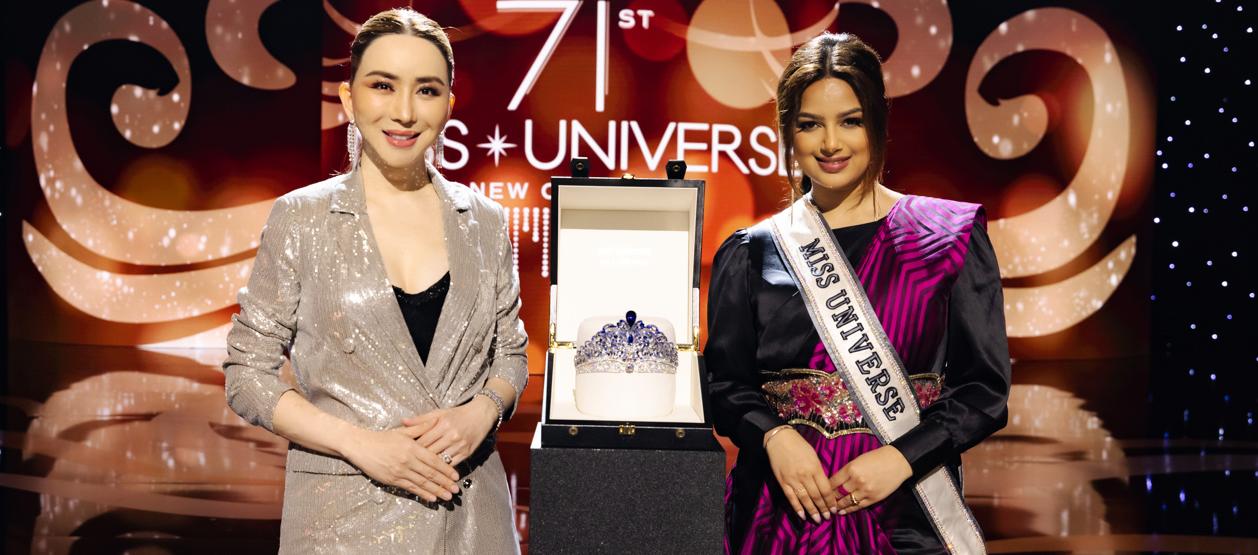 La propietaria de este certamen, Anne Jakrajutatip, y la Miss Universo 2021, Harnaaz Sandhu.