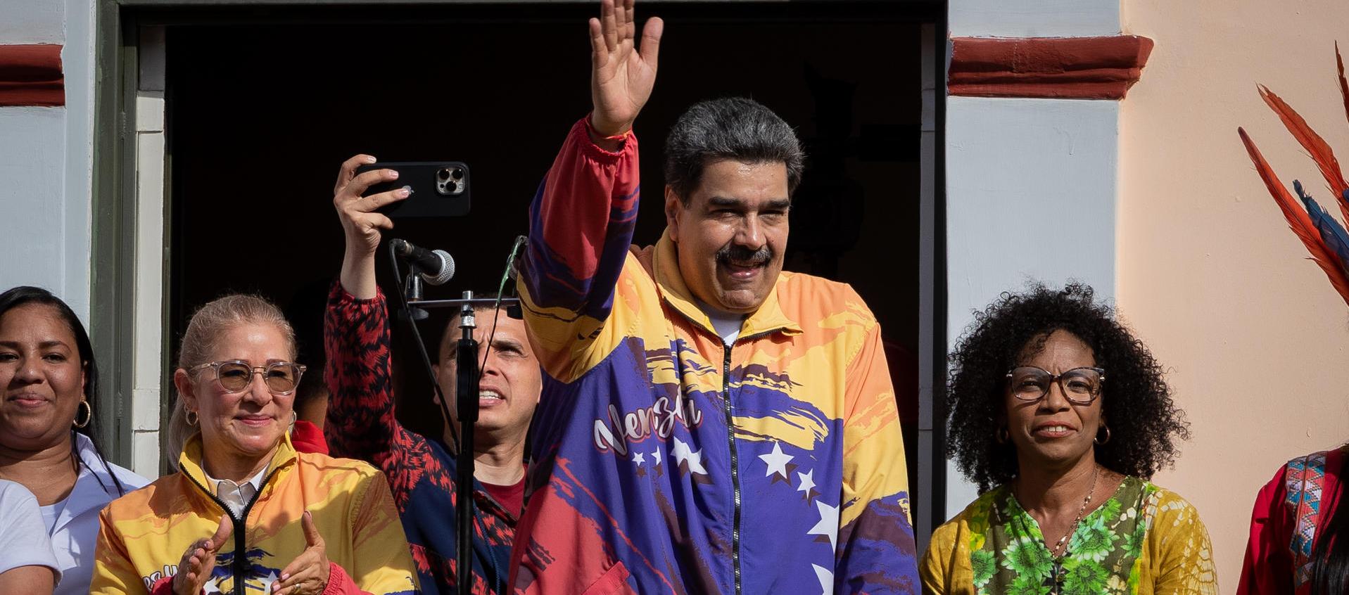 El presidente de Venezuela, Nicolás Maduro, saludó desde "el balcón del pueblo" del Palacio de Miraflores, este lunes en Caracas.