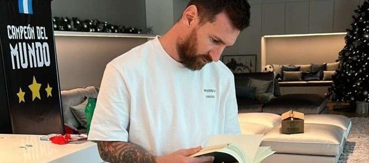 La familia de Messi compartió fotos del futbolista con el libro.
