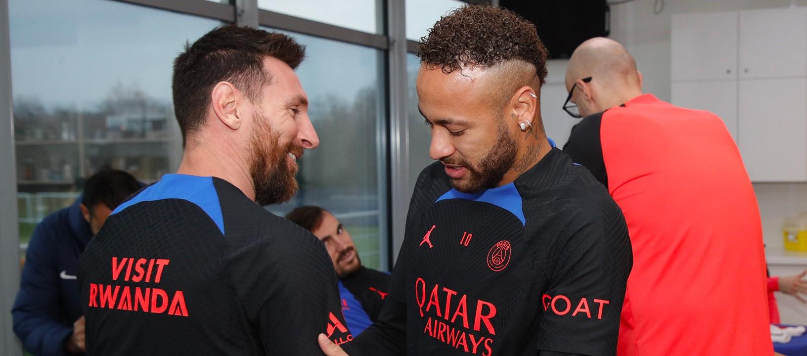 Lionel Messi recibe el saludo del brasileño Neymar.