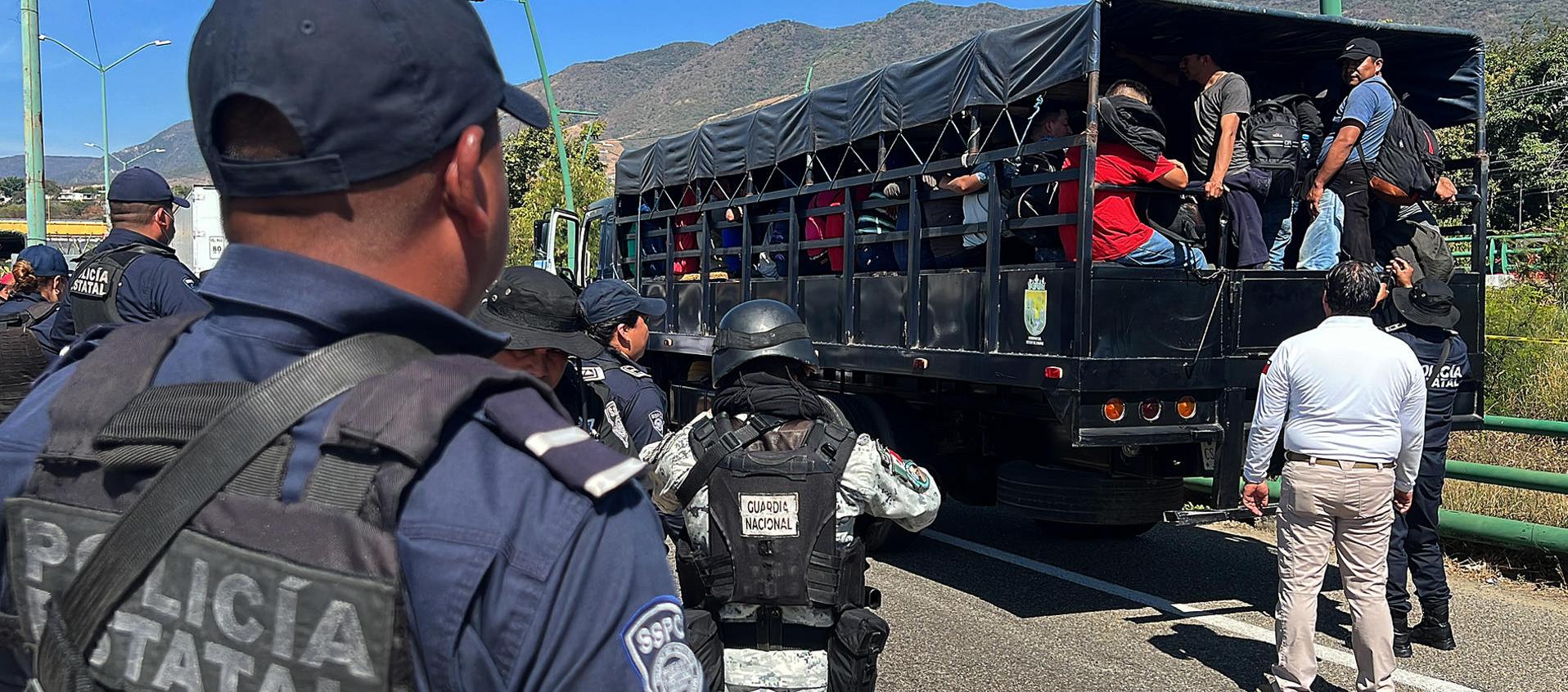 La Policía Estatal y la Guardia Nacional rescatan a decenas de migrantes que viajaban en un trailer este viernes en el municipio Chiapa de Corzo, México.