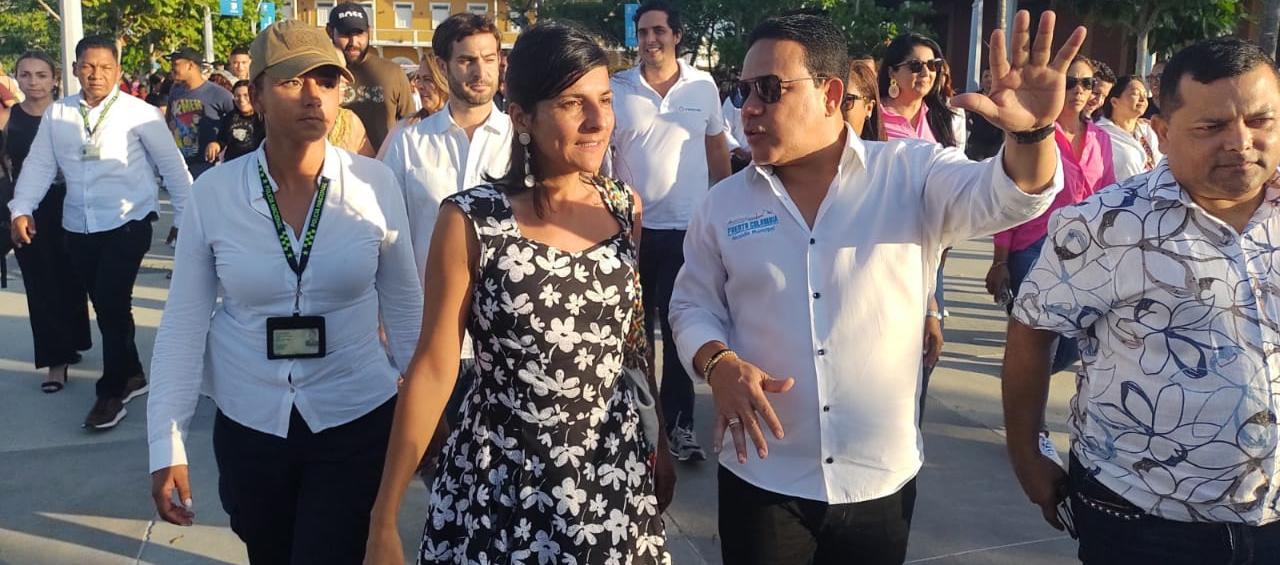 La ministra de Minas, Irene Vélez, a su llegada a Puerto Colombia. La acompaña el alcalde Wilman Vargas.
