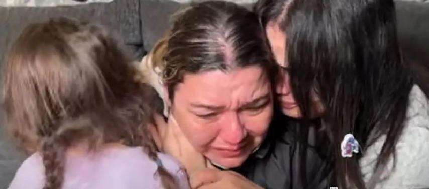 Gloria Camargo, madre de Paula Durán, se abraza con sus nietas a su llegada a California.
