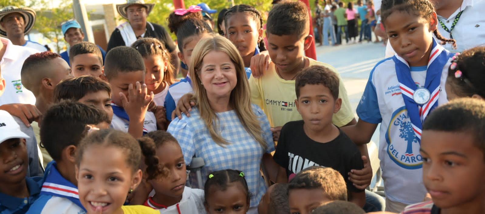 Los niños rodean a la gobernadora Elsa Noguera en la inauguración del parque en Repelón.
