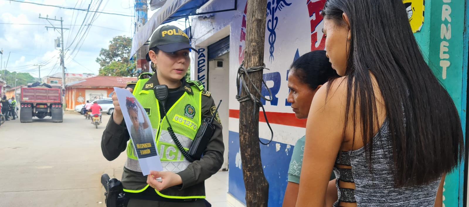 Una policía enseña la imagen de la niña Valentina Camaño Barrios, desaparecida en Sahagún.