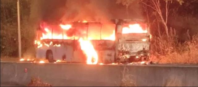 El bus consumido por las llamas.