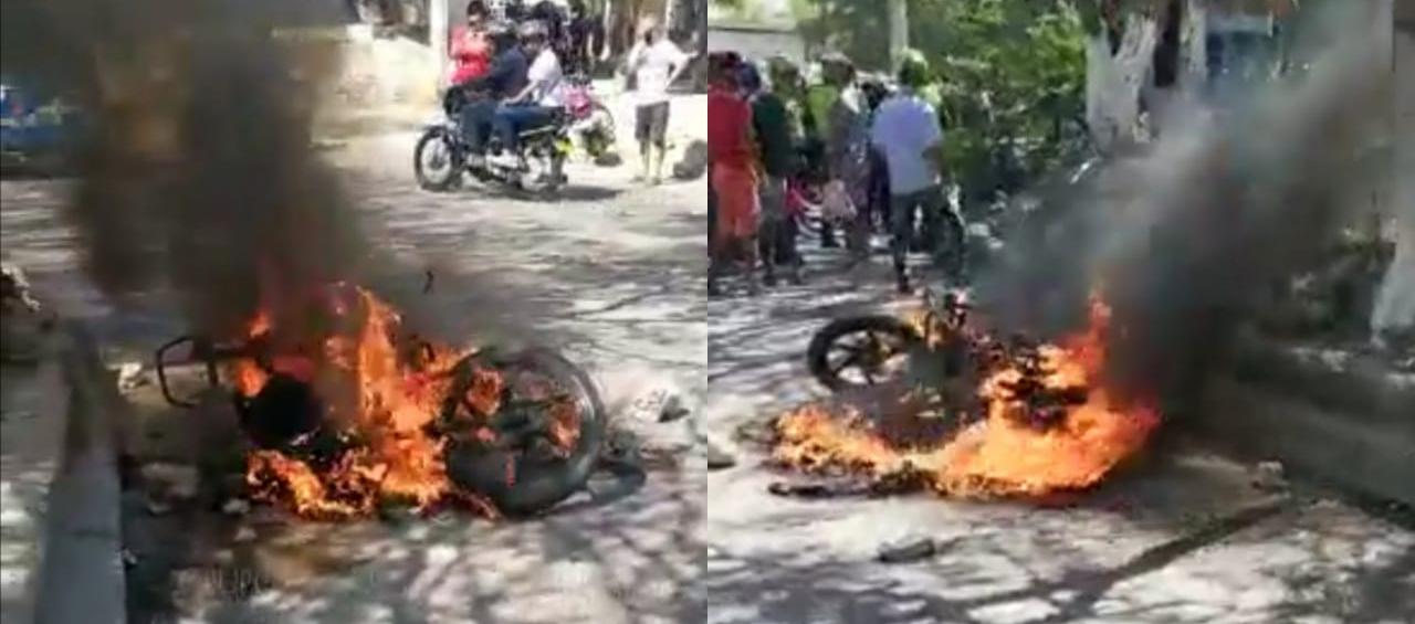 Comunidad incineró moto de ladrón en Soledad.