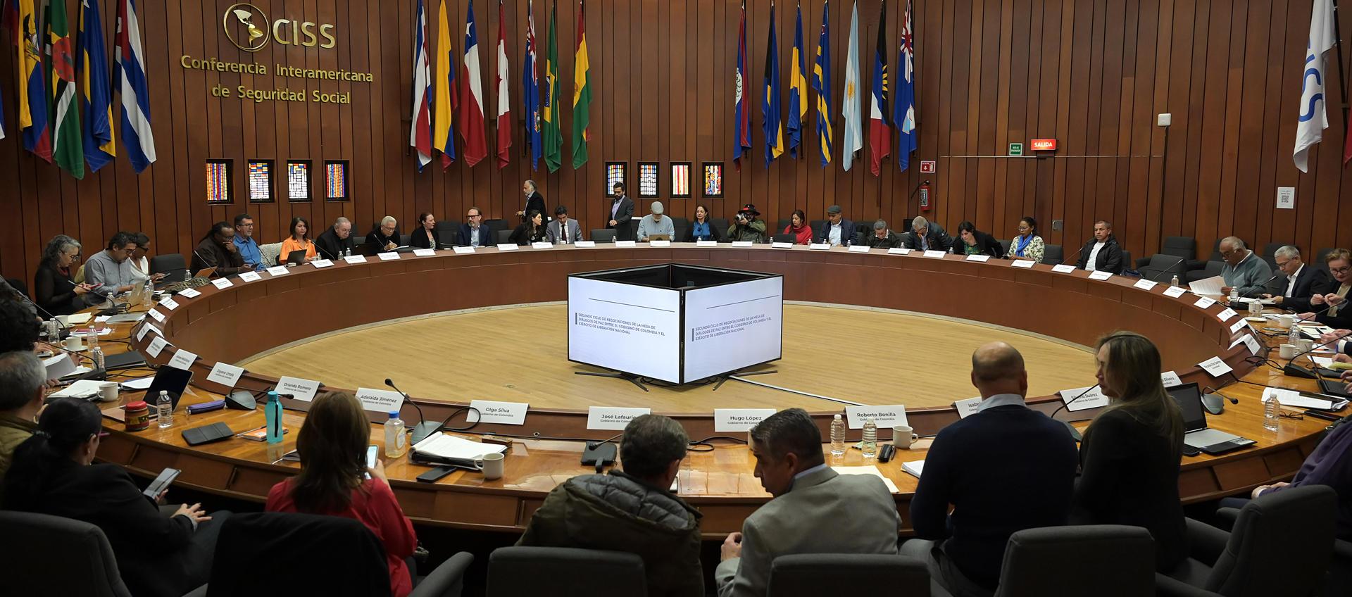 Mesa de trabajo entre representantes del Gobierno Nacional e integrantes del ELN, en la Ciudad de México
