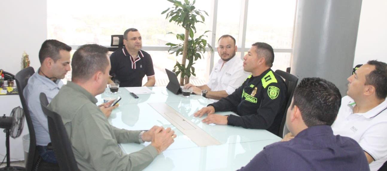 Director Nacional del Gaula de la Policía con las autoridades locales de Barranquilla y el Atlántico. 