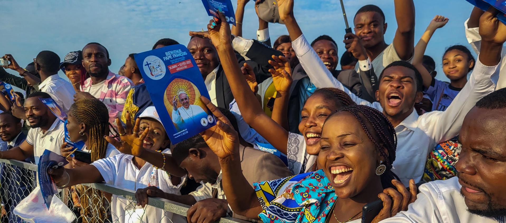 Cientos de fieles asistieron a la misa que el papa Francisco celebró en el aeropuerto "Ndolo" de la capital de la República Democrática del Congo.