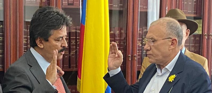 Carlos Julio González toma posesión de su curul ante Roy Barreras, presidente del Congreso.