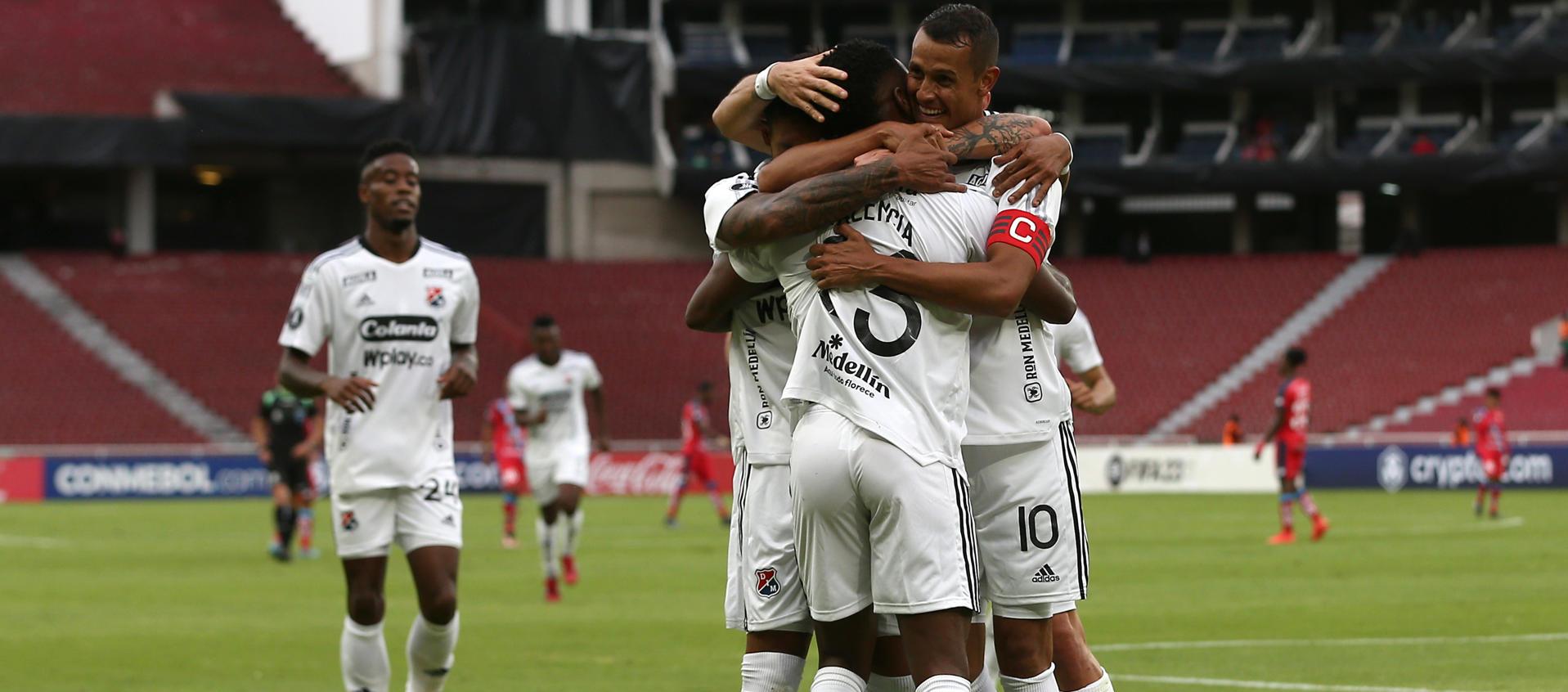 Jugadores de Independiente Medellín celebra un gol de Ever Valencia 