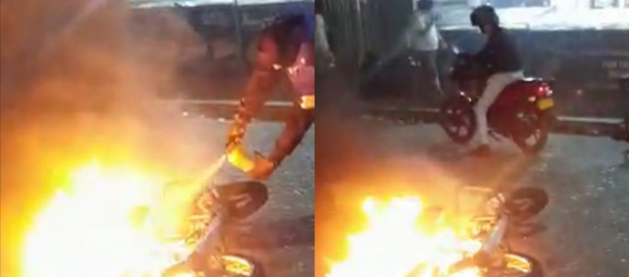 La moto quedó en el sitio y la comunidad le prendió fuego.