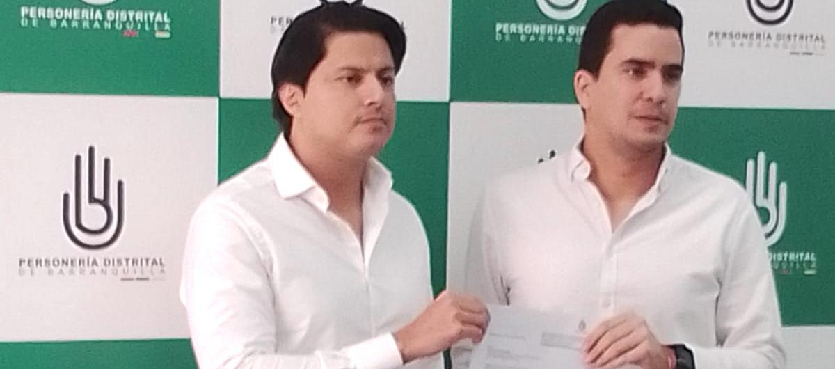 El Personero Miguel Ángel Alzate entregando la Resolución a Lucas Ariza.