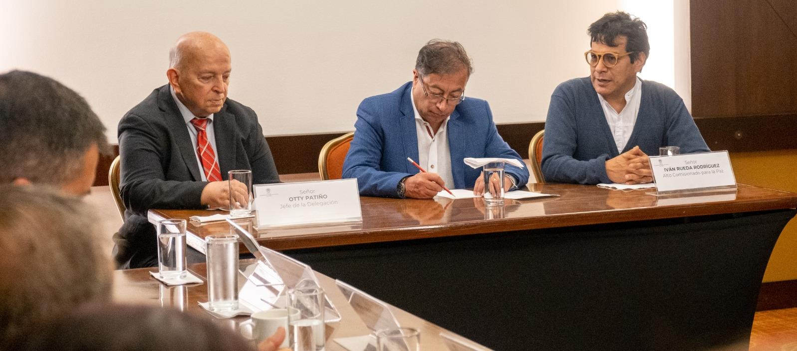 Otty Patiño, el Presidente Gustavo Petro y el alto comisionado Danilo Rueda.
