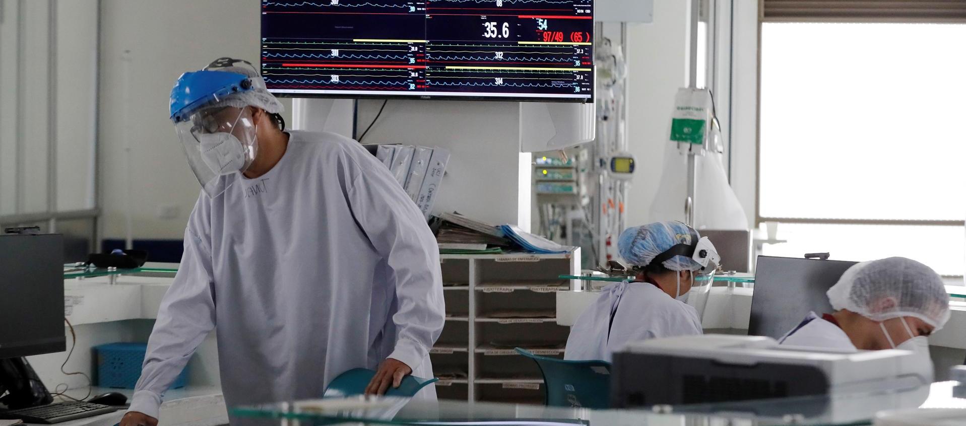 Empleados de la salud trabajan en una unidad de cuidados intensivos para enfermos de covid-19 en un Hospital en Bogotá, en una fotografía de archivo. 