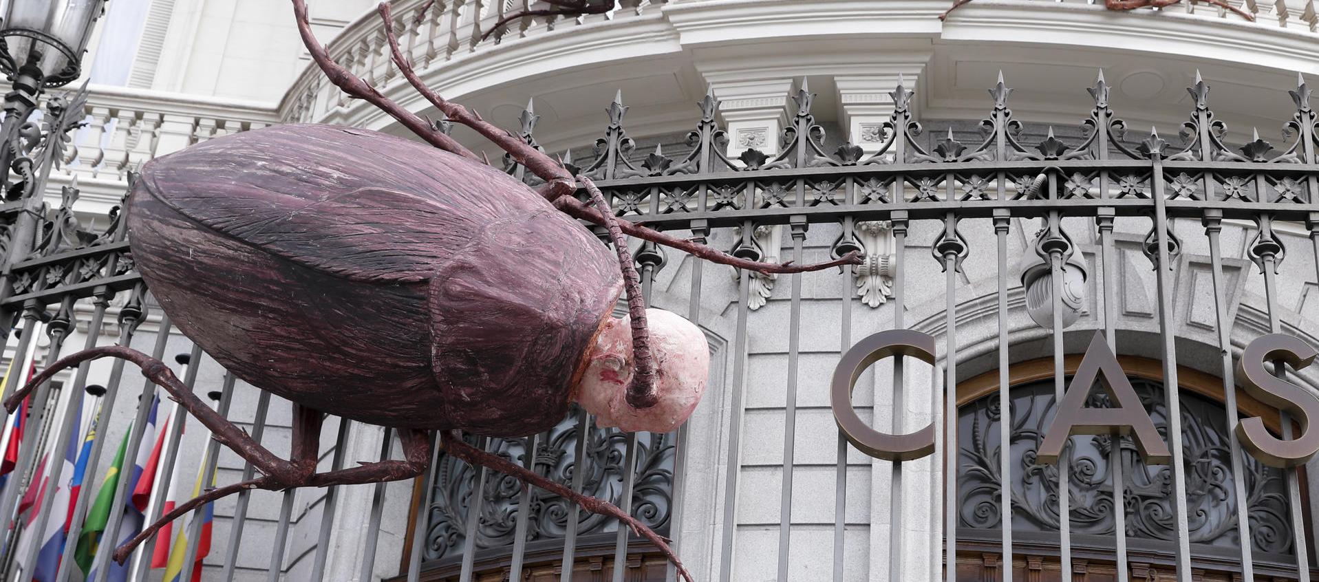 Las cucarachas gigantes con cabeza de ser humano son el proyecto artístico "Sobrevivientes" del cubano Roberto Fabelo.
