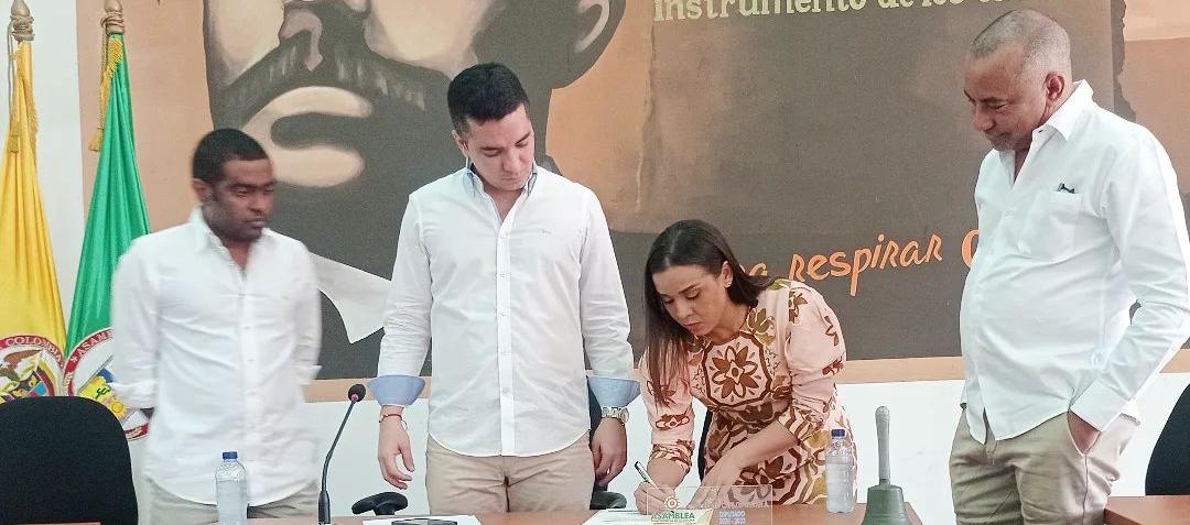 Diala Wilches firma como gobernadora (e) de La Guajira ante la mesa directiva de la Asamblea.