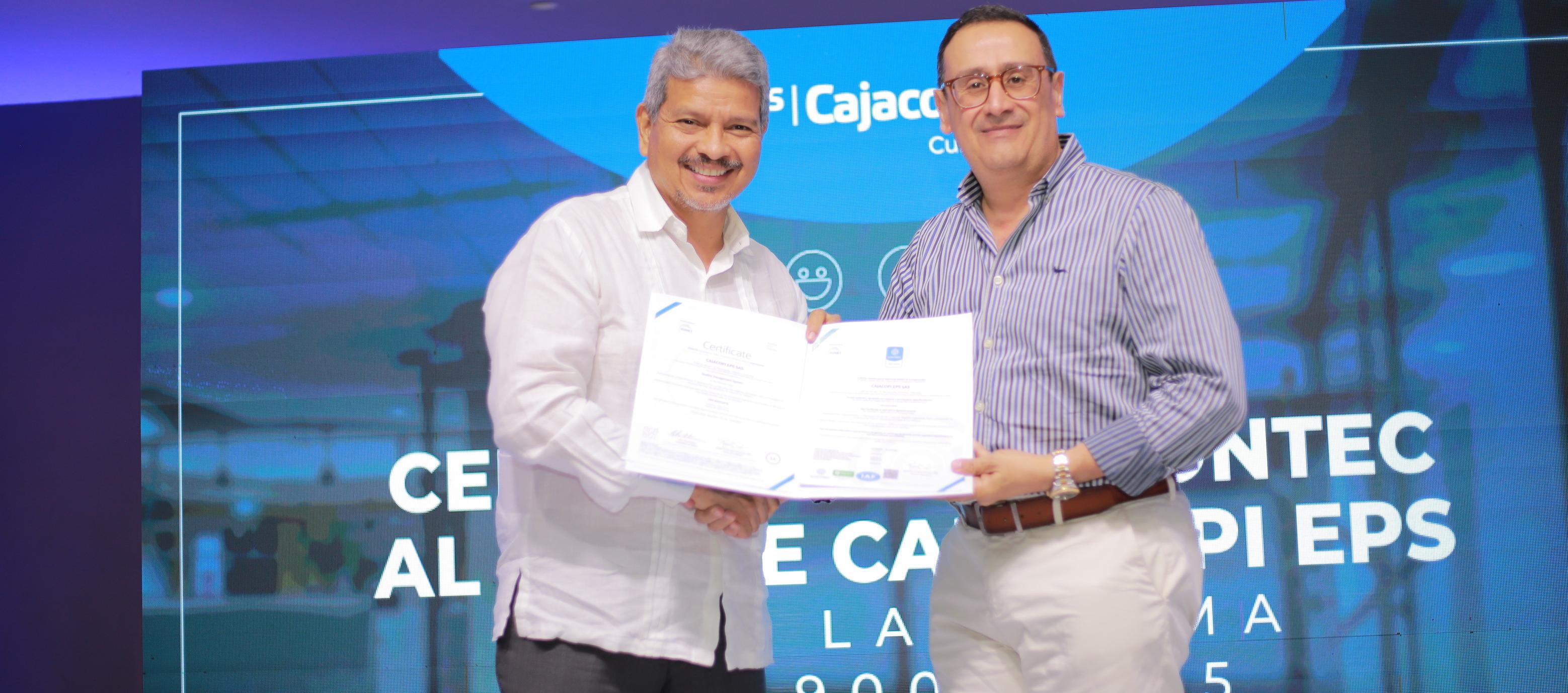 El gerente general de Cajacopi EPS, Roberto Solano Navarra (der) recibiendo la certificación de Icontec.
