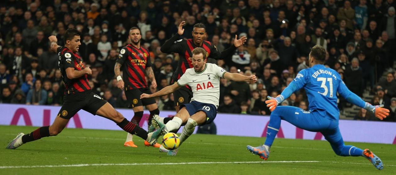 Harry Kane marca el gol que le dio la victoria al Tottenham sobre el City.