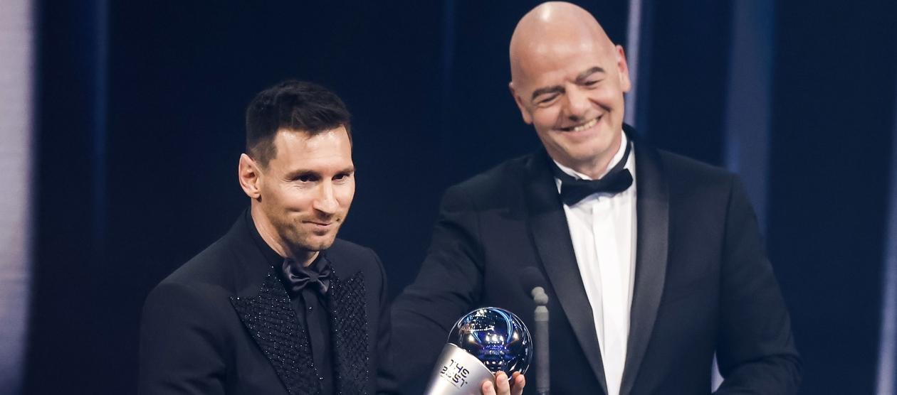 Lionel Messi con el trofeo entregado por Gianni Infantino.