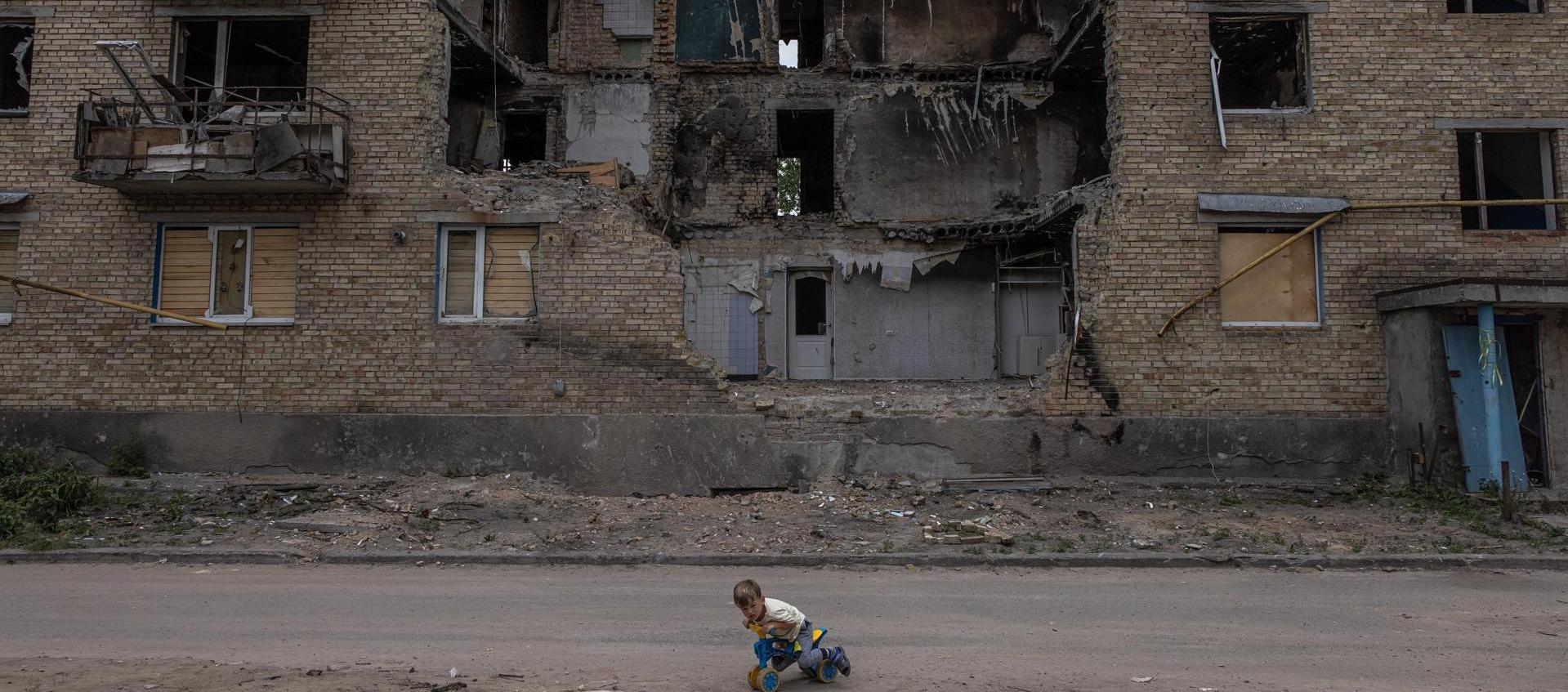 Un niño transita por una zona de guerra en Ucrania, en una fotografía de archivo.