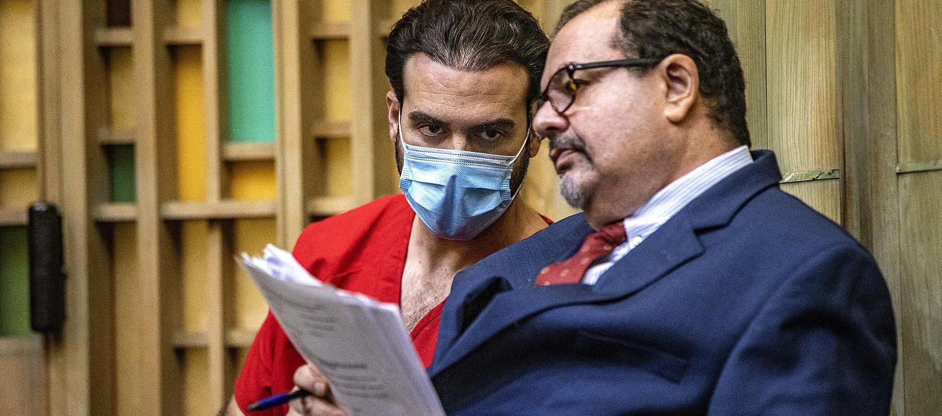 El actor mexicano Pablo Lyle escucha a su abogado Phil Reizenstein en una de las audiencias.