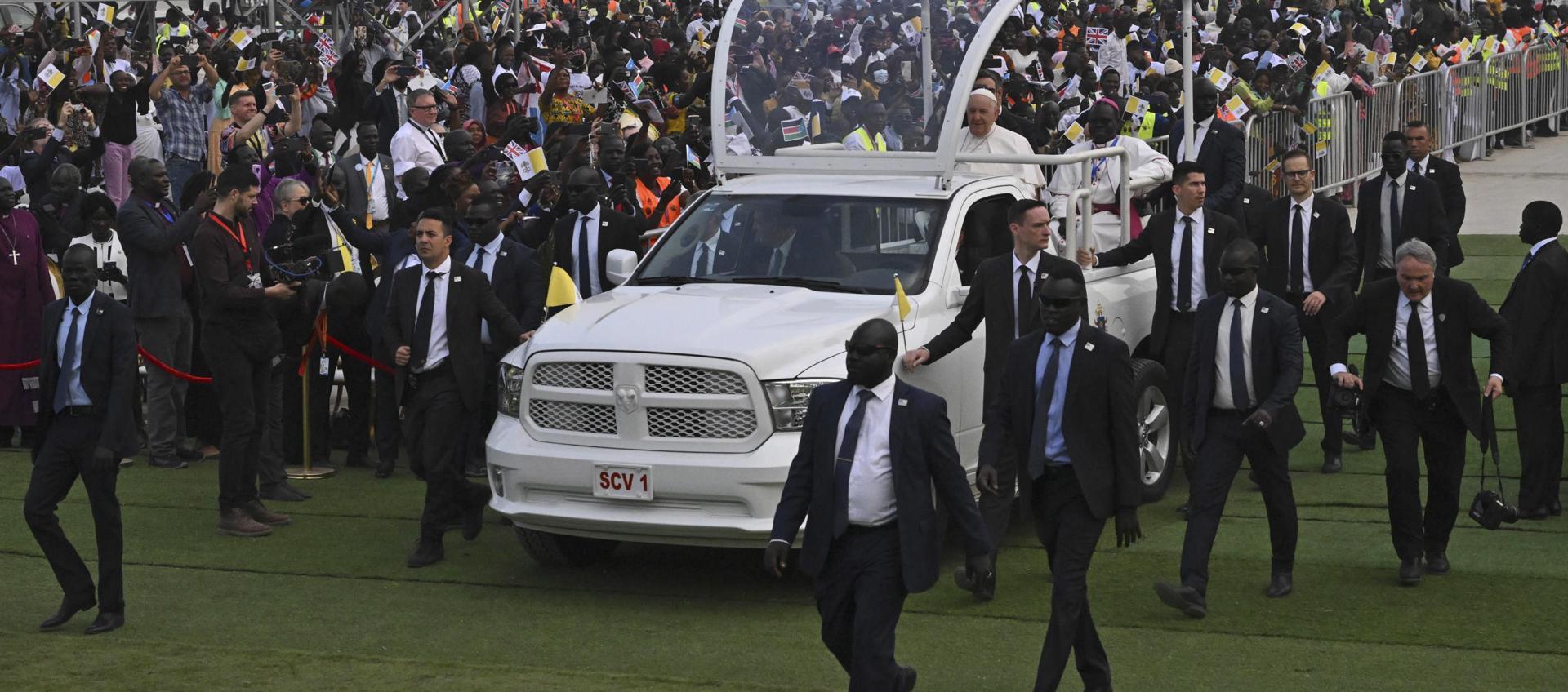 El Papa Francisco en vitoreado por una multitud cuando a presidir una misa en el mausoleo de John Garang en Juba, Sudán del Sur.