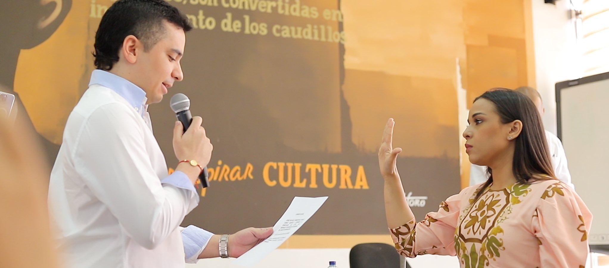La nueva gobernadora (e) de La Guajira, Diala Wilches, cuando se posesionaba el presidente de la Asamblea, Alberto Carlos Durán Ariza.