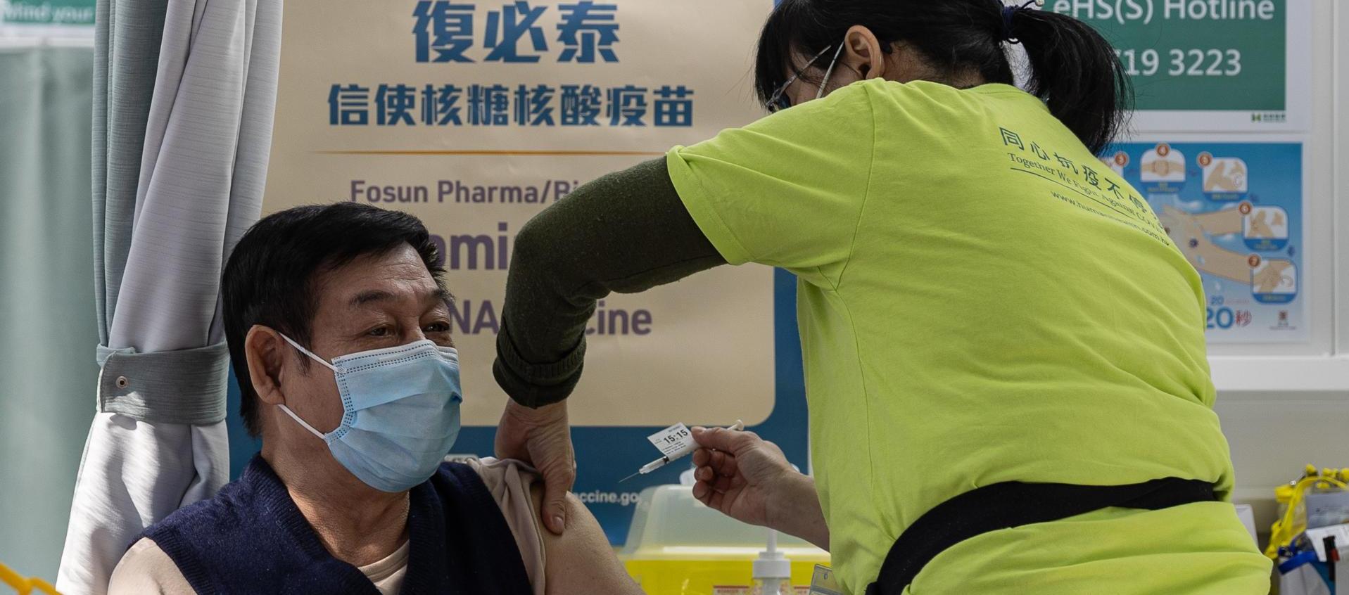 En la imagen de archivo, un hombre recibe la vacuna BioNTech en Hong Kong, China